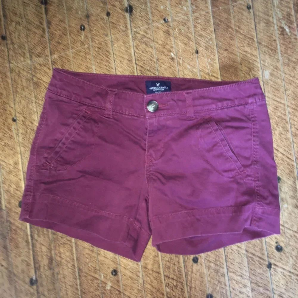American Eagle size 4 midi stretch maroon shorts